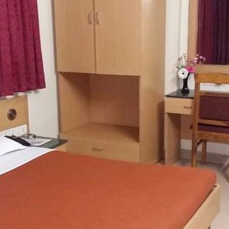 Hotel Sheetal Palace Pune Bagian luar foto